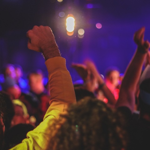 Εικόνες απίστευτου συνωστισμού στην Πάτρα, περισσότερα από 100 άτομα διασκέδασαν μέχρι τα ξημερώματα σε ταράτσα χωρίς μέτρα προφύλαξης από τον κορωνοϊό