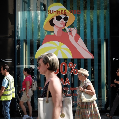 Σε εξέλιξη οι καλοκαιρινές εκπτώσεις, ανοιχτή η αγορά την Κυριακή 19 Ιουλίου – Αναλυτικά το ωράριο των καταστημάτων 