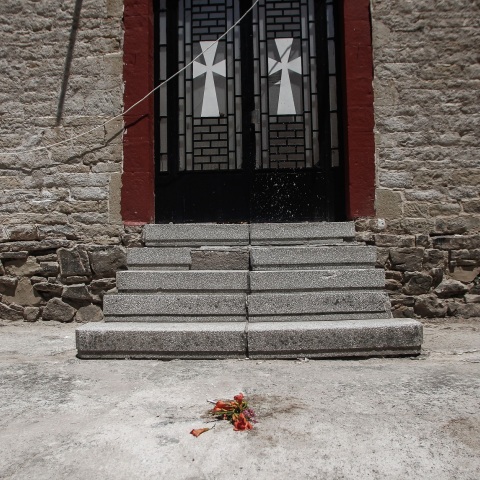 Σε κλίμα οδύνης συγγενείς και φίλοι αποχαιρέτησαν τη δεκαεξάχρονη Μαρία από τα Τρίκαλα, η οποία βρέθηκε νεκρή έξω από εκκλησάκι στον λόφο του Προφήτη Ηλία