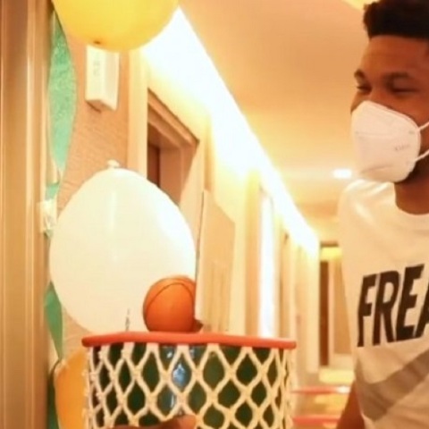 Έκπληξη Γιάννη σε Θανάση Αντετοκούνμπο