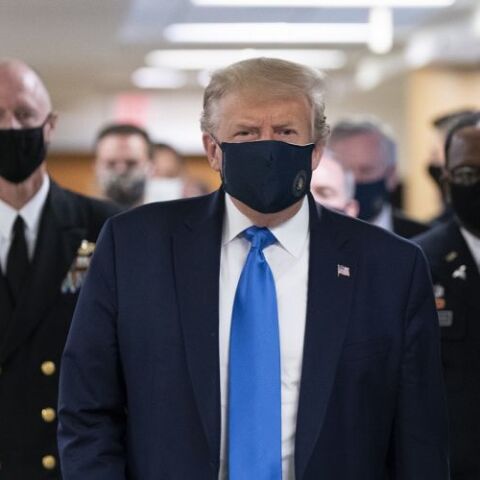 O NTOΝΑΛΝΤ ΤΡΑΜΠ ΜΕ ΜΑΣΚΑ