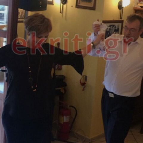 Η Όλγα Γεροβασίλη χορεύει στα Ανώγεια της Κρήτης με τον τότε αρχηγό της Πυροσβεστικής Βασίλη Ματθαιόπουλο