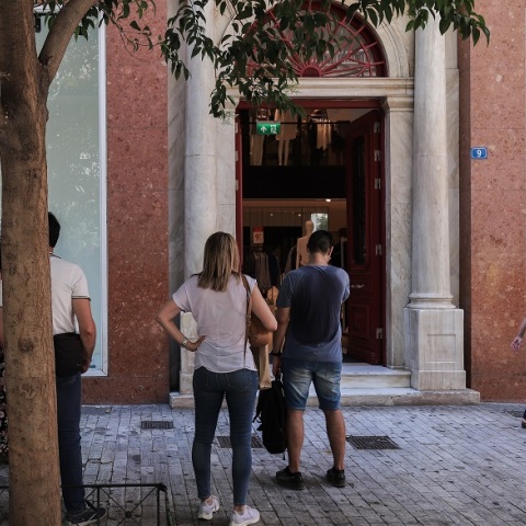 Ουρά έξω από κατάστημα ρούχων 