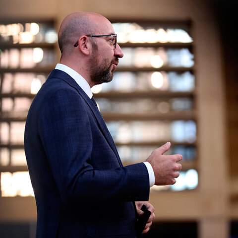 Ο πρόεδρος του Ευρωπαϊκού Συμβουλίου Σαρλ Μισέλ λίγο πριν μπει στη Σύνοδο Κορυφής