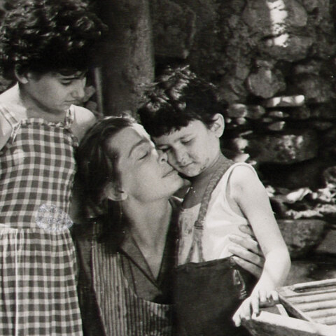 Ο Γιάννης Καλατζόπουλος με την Ελένη Χατζηαργύρη, στην ταινία «Της νύχτας τα καμώματα» (1957)