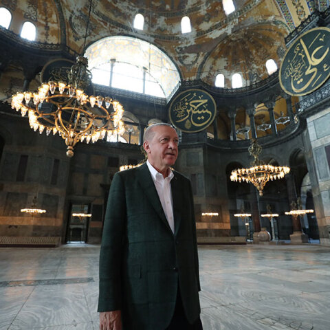 O Ρετζέπ Ταγίπ Ερντογάν στην Αγία Σοφία ενώ ξεκινούν οι εργασίες για να μετατραπεί το ιστορικό μνημείο σε τζαμί