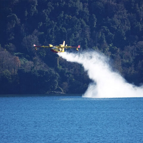 Canadair εφοδιάζεται με νερό για να πραγματοποιήσει ρίψη σε δασική πυρκαγιά