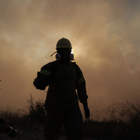 Μεγάλη φωτιά στις Κεχριές Κορινθίας: Συνεχείς αναζωπυρώσεις λόγω των ανέμων