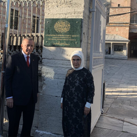 Αγία Σοφία: Ρετζέπ Ταγίπ Ερντογάν και Εμινέ βγάζουν φωτογραφία με τη νέα πινακίδα στην είσοδο που γράφει «Μεγάλο Τζαμί»
