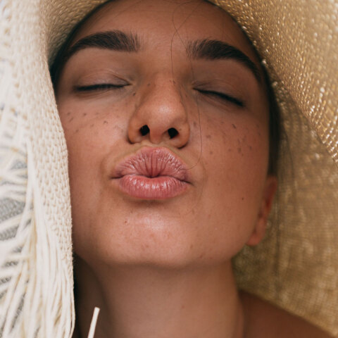 Κοπέλα με καπέλο και σουφρωμένα χείλη