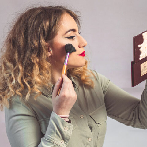 Κοπέλα που βάφεται