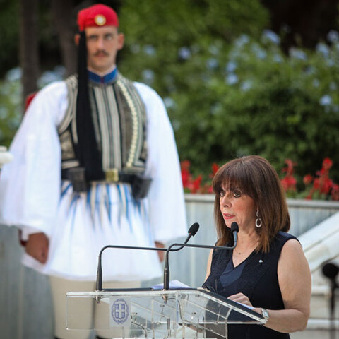 Η Αικατερίνη Σακελλαροπούλου «οικοδέσποινα» για πρώτη φορά στη δεξίωση του Προεδρικού Μεγάρου για την 46η επέτειο από την αποκατάσταση της Δημοκρατίας