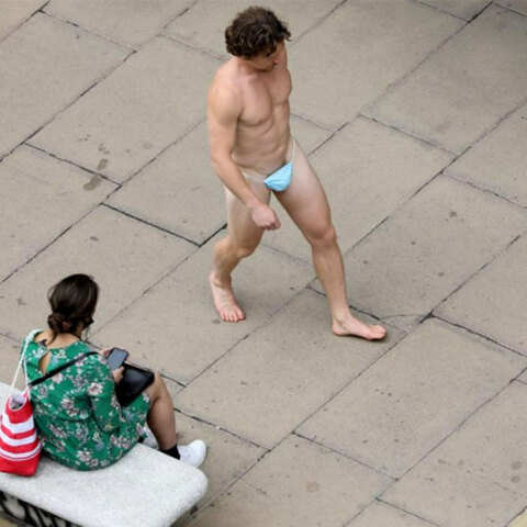 Γυμνός άνδρας στην Όξφορντ Στριτ, στο Λονδίνο, περπατά με μια μάσκα για τον κορωνοϊό στα γεννητικά όργανα