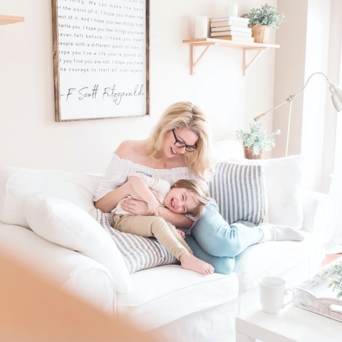 Μητέρα και κόρη στο σαλόνι