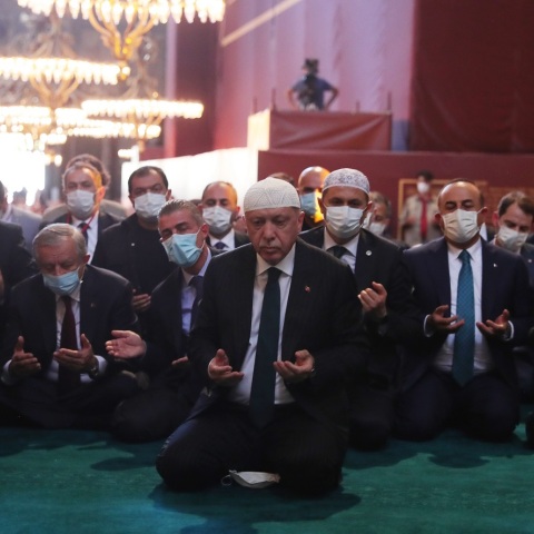 Ο Ρετζέπ Ταγίπ Ερντογάν προσεύχεται στην Αγία Σοφία που μετέτρεψε σε τζαμί