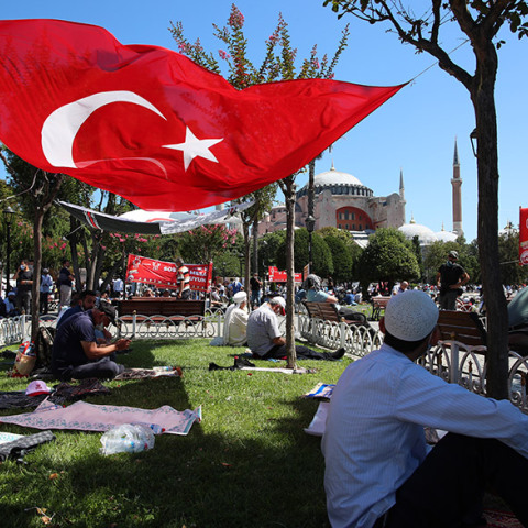 Μουσουλμάνοι περιμένουν έξω από την Αγία Σοφία την πρώτη προσευχή 