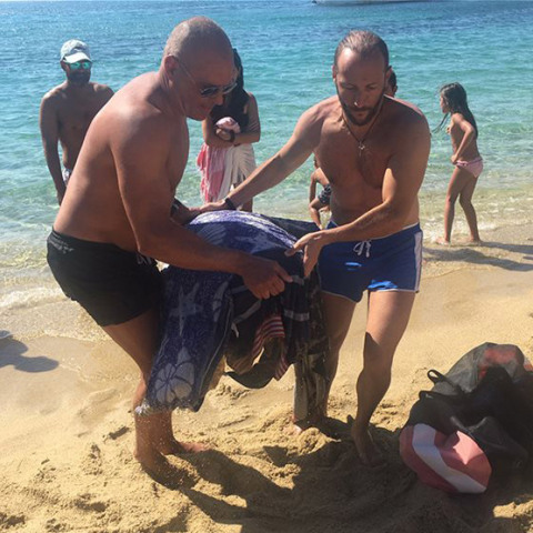 Νάξος: Έσωσαν οι λουόμενοι τραυματισμένη χελώνα καρέτα - καρέτα