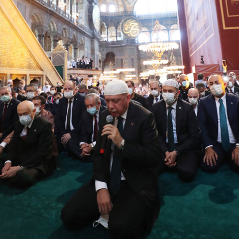 Ο Ρετζέπ Ταγίπ Ερντογάν κατά την ώρα της προσευχής στην Αγία Σοφία