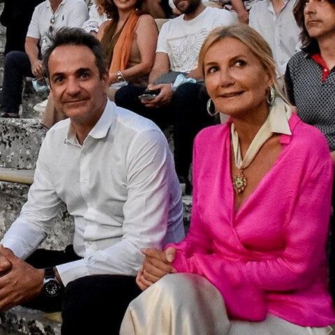 Τους «Πέρσες» του Αισχύλου παρακολούθησαν στην Επίδαυρο ο Κυριάκος Μητσοτάκης και η σύζυγός του, Μαρέβα