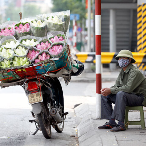 Κορωνοϊός στο Βιετνάμ: Με προστατευτική μάσκα πλανόδιος πωλητής στην πρωτεύουσα Ανόι, την ώρα που παγκοσμίως τα συνολικά επιβεβαιωμένα κρούσματα ξεπέρασαν τα 16 εκατομμύρια