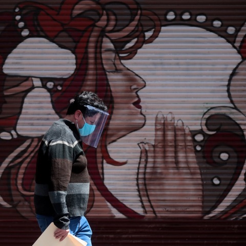 Περαστικός με μάσκα προστασίας από τον κορωνοϊό στο Μεξικό 