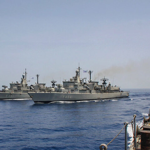 Το ελληνικό Πολεμικό Ναυτικό παραμένει σε επιφυλακή παρά τα πρώτα σημάδια αποκλιμάκωσης στο Αιγαίο από την Τουρκία