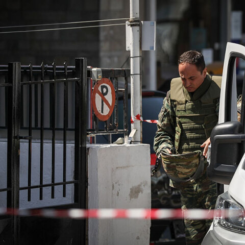 Χειροβομβίδα στη Νίκαια: Πυροτεχνουργοί και κλιμάκιο του στρατού σε πλυντήριο αυτοκινήτων