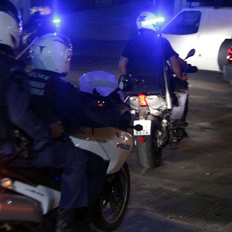 Πυροβολισμοί στη Βούλα: Ένοπλος πάνω σε μηχανή άνοιξε πυρ έξω από φούρνο στη λεωφόρο Βάρης - Κορωπίου