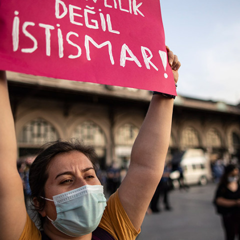 Διαμαρτυρία στην Κωνσταντινούπολη κατά τη βιάς εναντίον των γυναικών