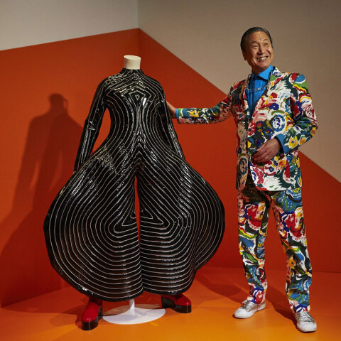 Ο Kansai Yamamoto με τη δημιουργία που φόρεσε και φωτογραφήθηκε ο David Bowie ©ΑΠΕ-ΜΠΕ/ALEJANDRO GARCIA