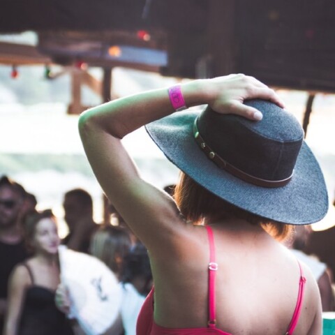 Κορωνοϊός - Ειδικοί: «Λουκέτο» σε beach bar, τέλος σε πανηγύρια 