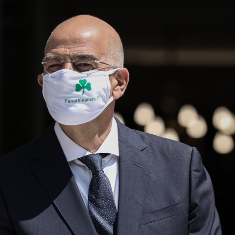 Ο Νίκος Δένδιας με μάσκα του Παναθηναϊκού