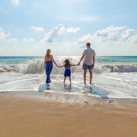 Γονείς και παιδί στην θάλασσα