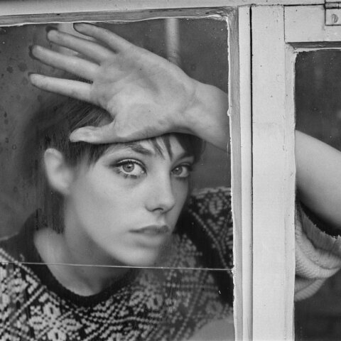 Ασπρόμαυρη φωτογραφία της Jane Birkin πίσω από ένα τζάμι