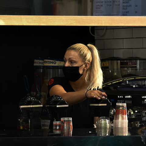 ΑΠΟ ΣΗΜΕΡΑ ΥΠΟΧΡΕΩΤΙΚΗ Η ΧΡΥΣΗ ΜΑΣΚΑΣ ΣΕ ΟΛΟΥΣ ΤΟΥΣ ΚΛΕΙΣΤΟΥΣ ΧΩΡΟΥΣ