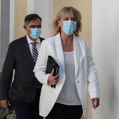 Στον ανακριτή η Ρένα Δούρου για τη φωτιά στο Μάτι με τους 102 νεκρούς - Πήρε προθεσμία για να απολογηθεί
