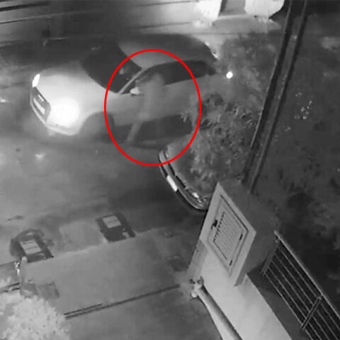 Δολοφονική επίθεση στον Στέφανο Χίο: Ο δράστης σκύβει στο αυτοκίνητο και τον πυροβολεί