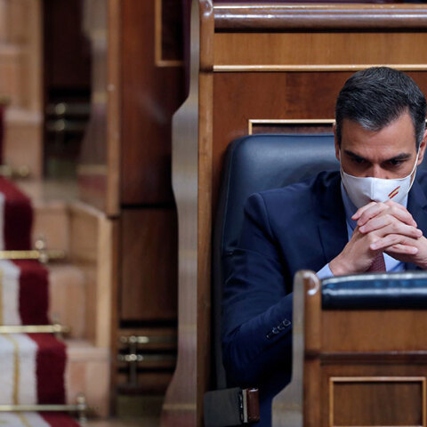 Κορωνοϊός στην Ισπανία: Ο πρωθυπουργός Πέδρο Σάντσεθ με προστατευτική μάσκα