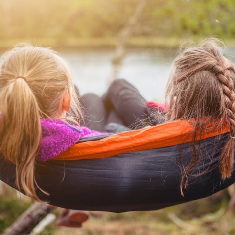 Παιδιά στην αιώρα