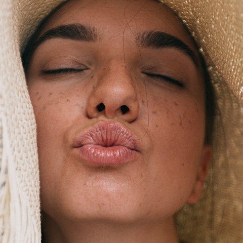 Πώς θα ξεφορτωθείς τα σκασμένα χείλη μια και καλή