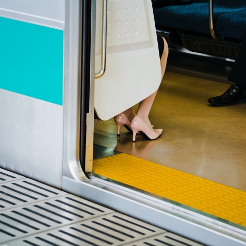 Γυναίκα με τακούνια στο τρένο