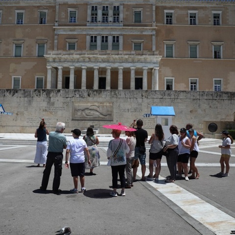 Τουρίστες έξω από τη Βουλή
