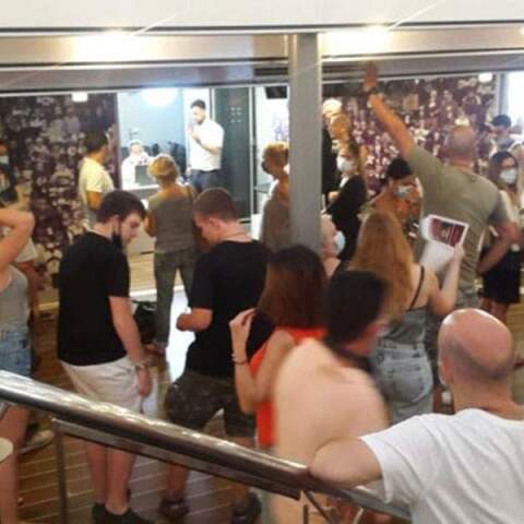 Σύρος: Μεγάλη αναστάτωση στο «WorldChampion» της SeaJets – Καταγγελίες για έλλειψη κλιματισμού και εργαζόμενους χωρίς γάντια