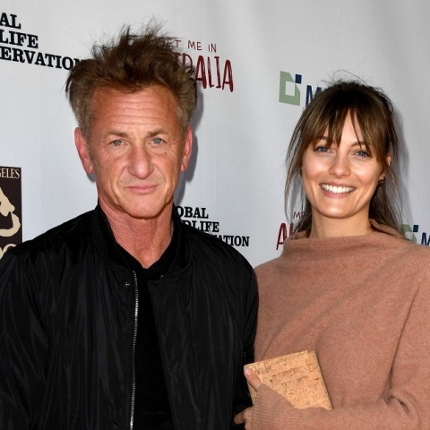 Κρυφός γάμος στο Χόλιγουντ: Ο Σον Πεν παντρεύτηκε την κατά 31 χρόνια μικρότερή του Λέιλα Τζορτζ, κόρη του σταρ του «Jurassic World», Βίνσεντ ντ' Ονόφριο