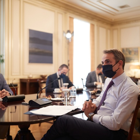 Τηλεδιάσκεψη υπό τον πρωθυπουργό Κυριάκο Μητσοτάκη πραγματοποιείται αύριο Δευτέρα στο Μέγαρο Μαξίμου, μετά την αύξηση των κρουσμάτων κορωνοϊού στη χώρα