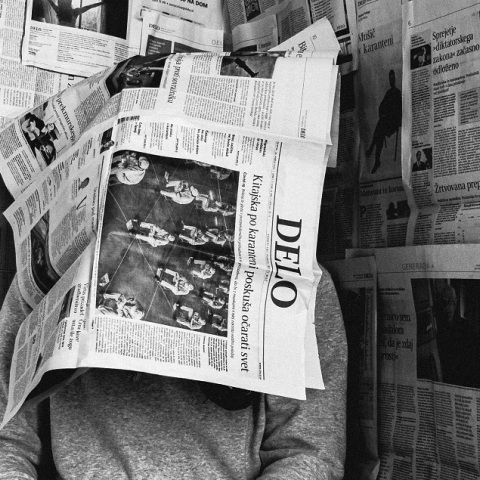 Άνθρωπος καλυμμένος από εφημερίδες