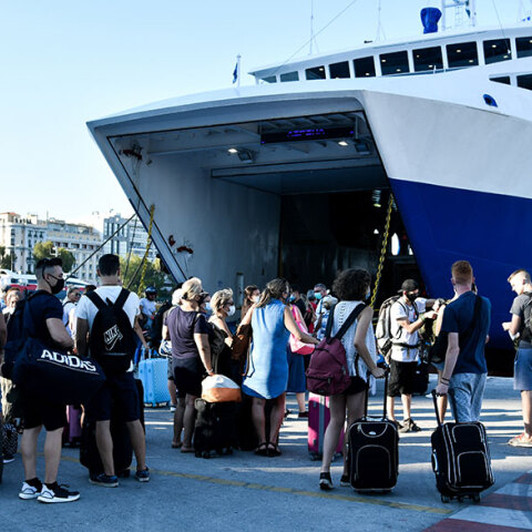 Αυξημένη η κίνηση στο λιμάνι του Πειραιά - Φεύγουν οι αδειούχοι του Αυγούστου