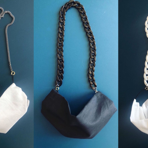 Η γερμανίδα σχεδιάστρια κοσμημάτων Saskia Diez δημιούργησε μάσκες προσώπου με αλυσίδες από ασήμι και χρυσό.