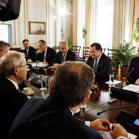 Ο Κυριάκος Μητσοτάκης προεδρεύει στη συνεδρίαση του ΚΥΣΟΙΠ / Συμμετέχει βραβευμένος με το Nobel Οικονομικών 2010 Χριστόφορος Πισσαρίδης