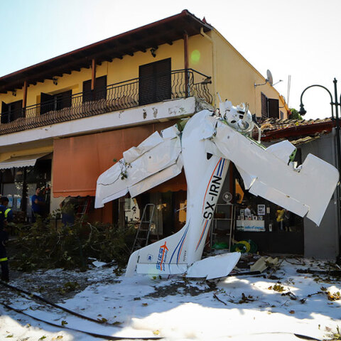 Μονοκινητήριο αεροσκάφος στην Πρώτη Σερρών προσέκρουσε σε πλάτανο και «καρφώθηκε» σε καφενείο του χωριού